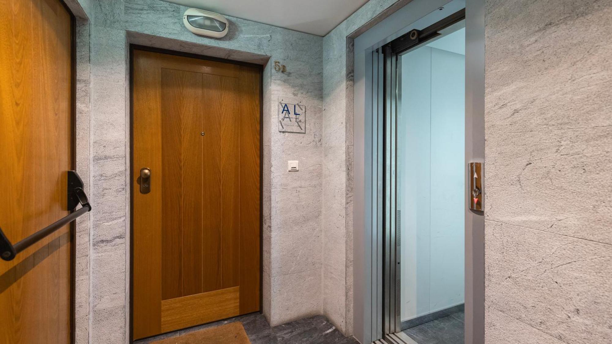 Stylish Apartment With Parking By Lovelystay リスボン エクステリア 写真