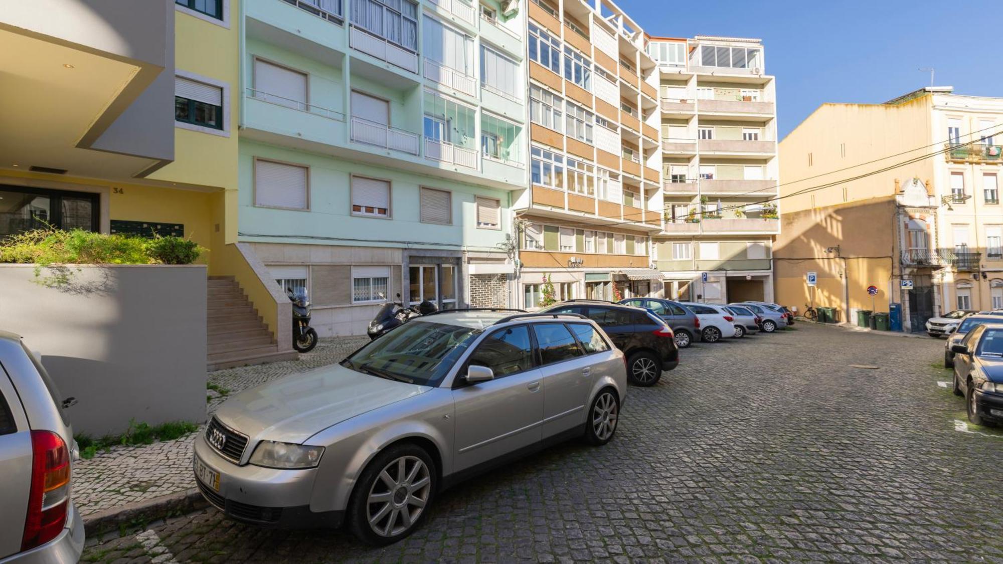 Stylish Apartment With Parking By Lovelystay リスボン エクステリア 写真